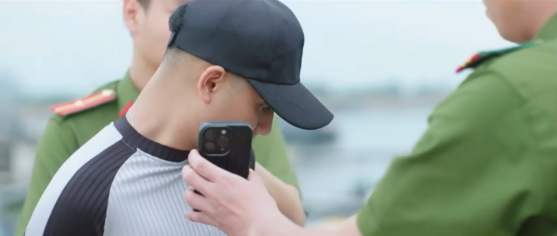 Lằn ranh - Tập 51: Thiệu bị bắt, Triển phát hiện khoản tiền bí mật Trinh chuyển cho ông Sách - Ảnh 5.