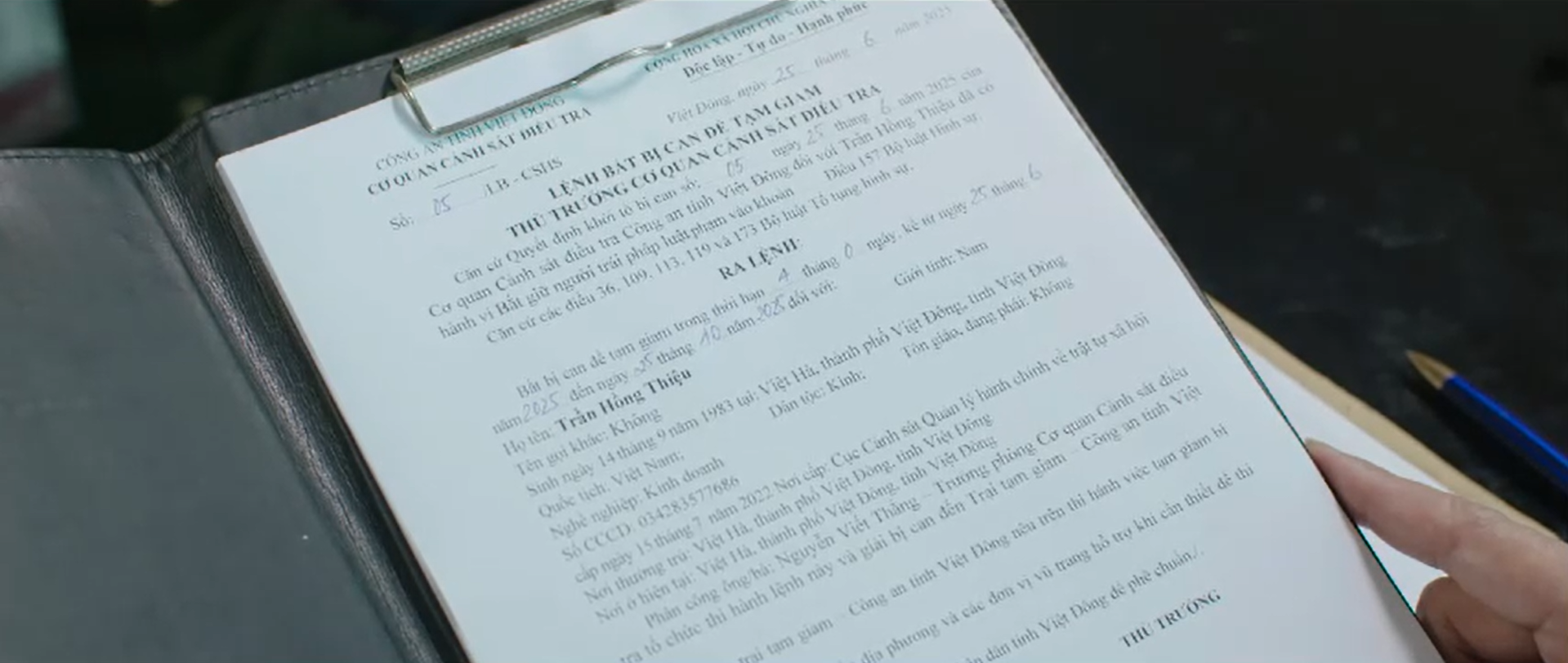 Lằn ranh - Tập 51: Thiệu bị bắt, Triển phát hiện khoản tiền bí mật Trinh chuyển cho ông Sách - Ảnh 1.
