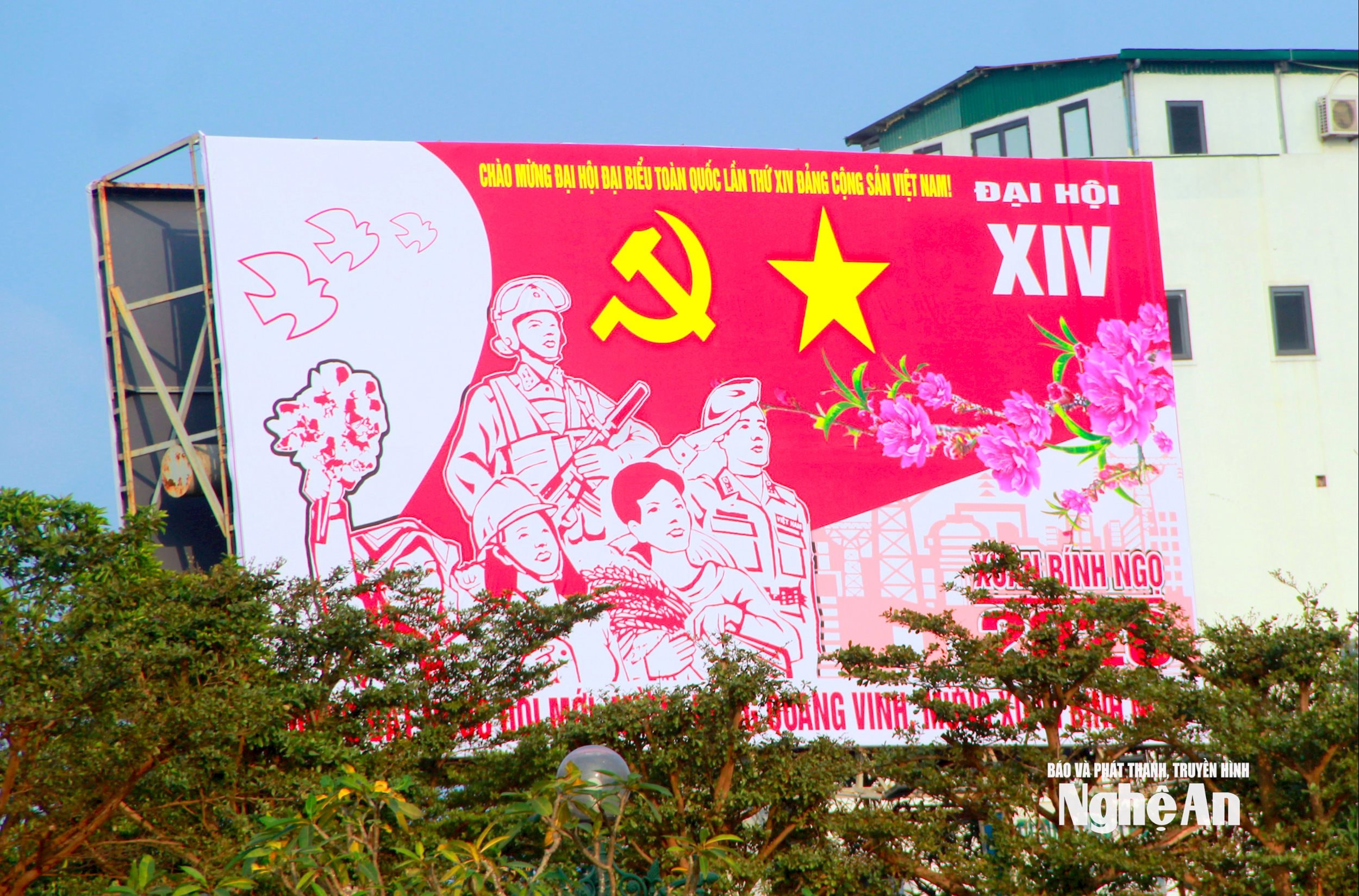 Những tuyến đường rực rỡ cờ hoa ở Nghệ An không chỉ làm đẹp cảnh quan mà còn là hình ảnh sinh động thể hiện niềm tin, khát vọng phát triển và lời chào trang trọng của nhân dân tỉnh nhà gửi tới Đại hội XIV của Đảng. Ảnh: Quang An