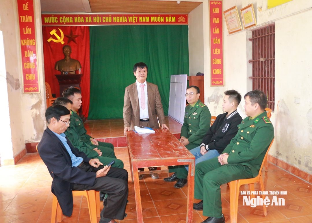 Bí thư Chi bộ xóm 5, xã Diễn Châu Đậu Thanh Sung trao đổi về những đóng góp của đảng viên Biên phòng về sinh hoạt tạm thời tại chi bộ vùng giáo. Ảnh KL