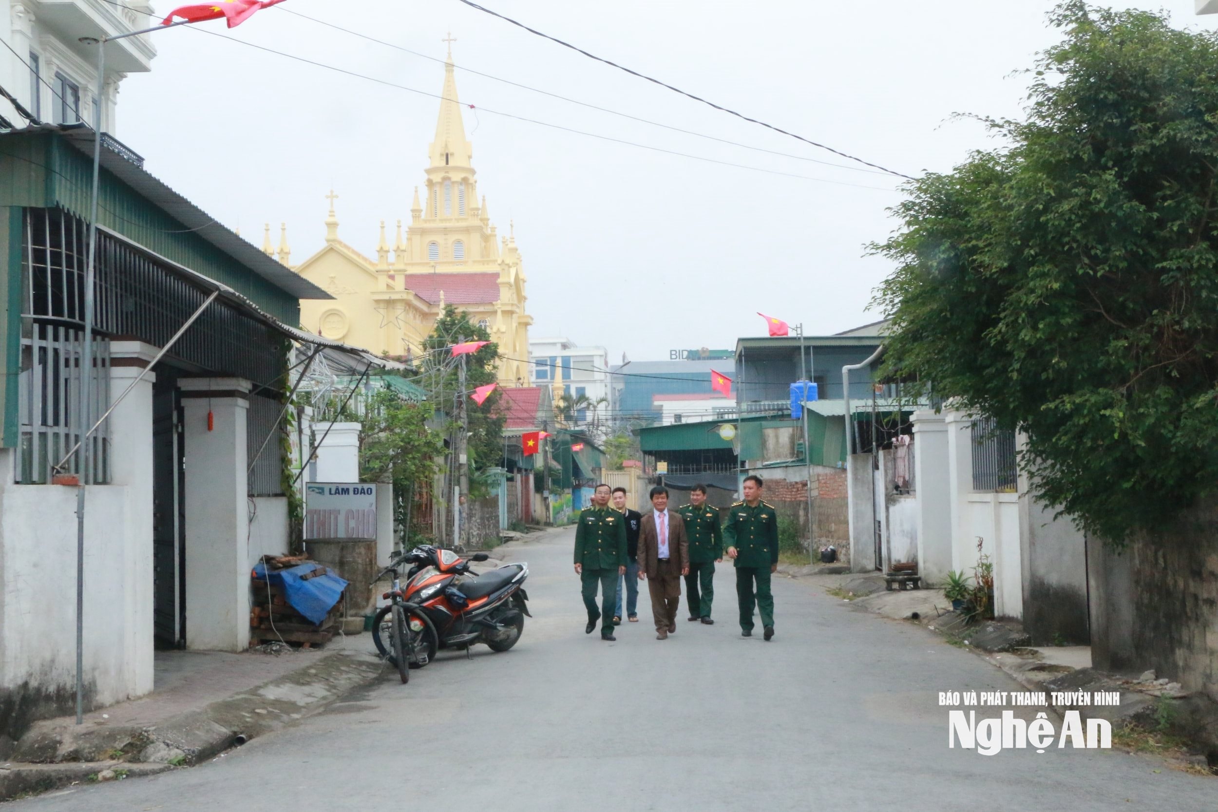 Cán bộ Đồn Biên phòng Diễn Thành thăm xóm 5, xã Diễn Châu. Ảnh KL