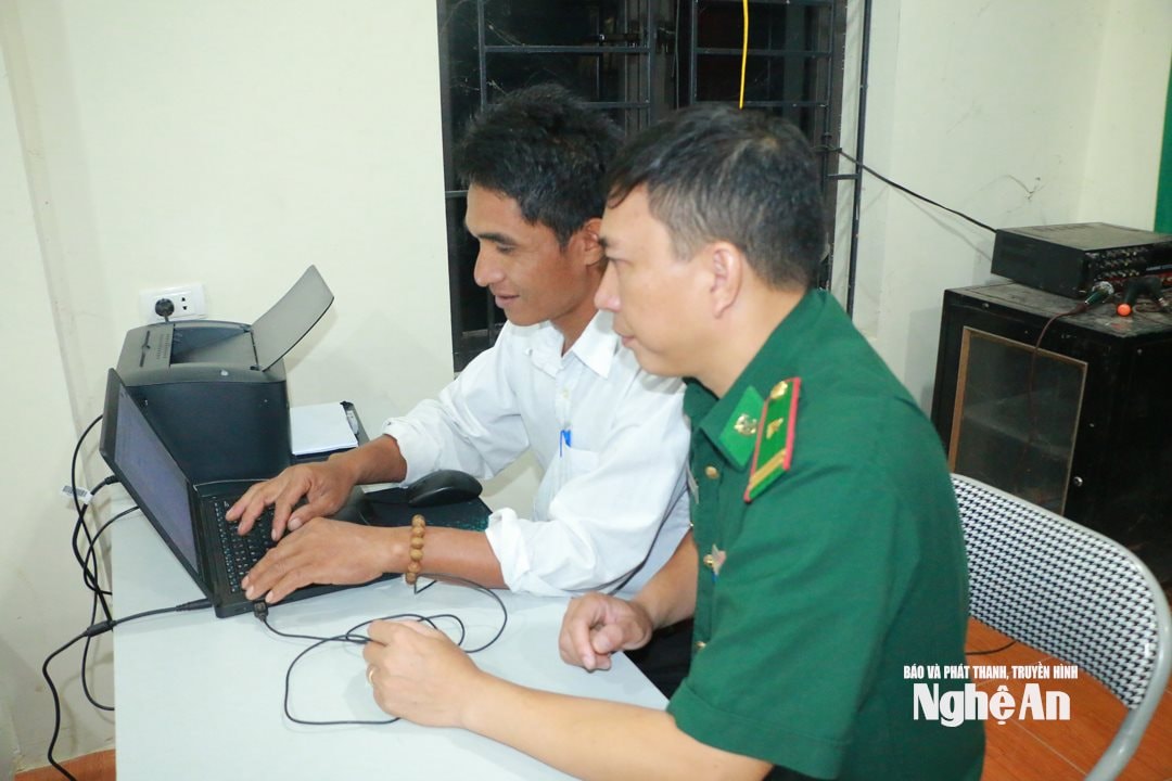Cán bộ Đồn Biên phòng Keng Đu hướng dẫn soạn thảo văn bản trên máy vi tính cho Bí thư Chi bộ bản Huồi Phuôn 1, xã Keng Đu. Ảnh KL