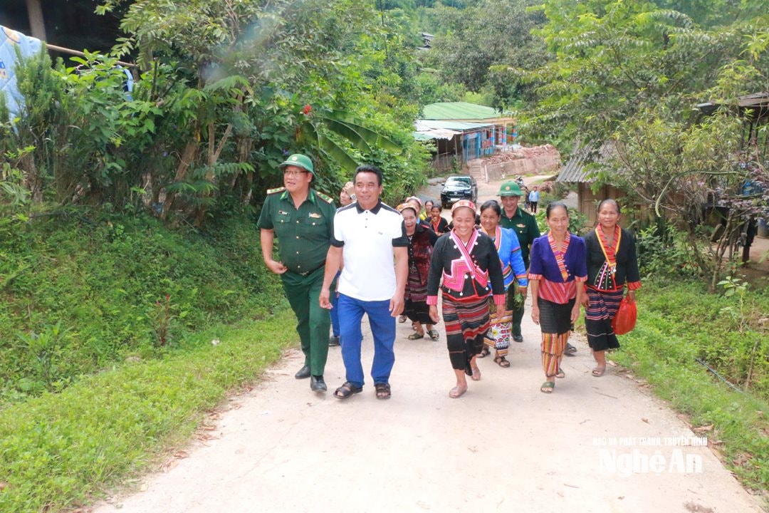 Cán bộ Đồn Biên phòng Keng Đu thăm cán bộ, đảng viên và nhân dân bản Kèo Cơn 1. Ảnh KL