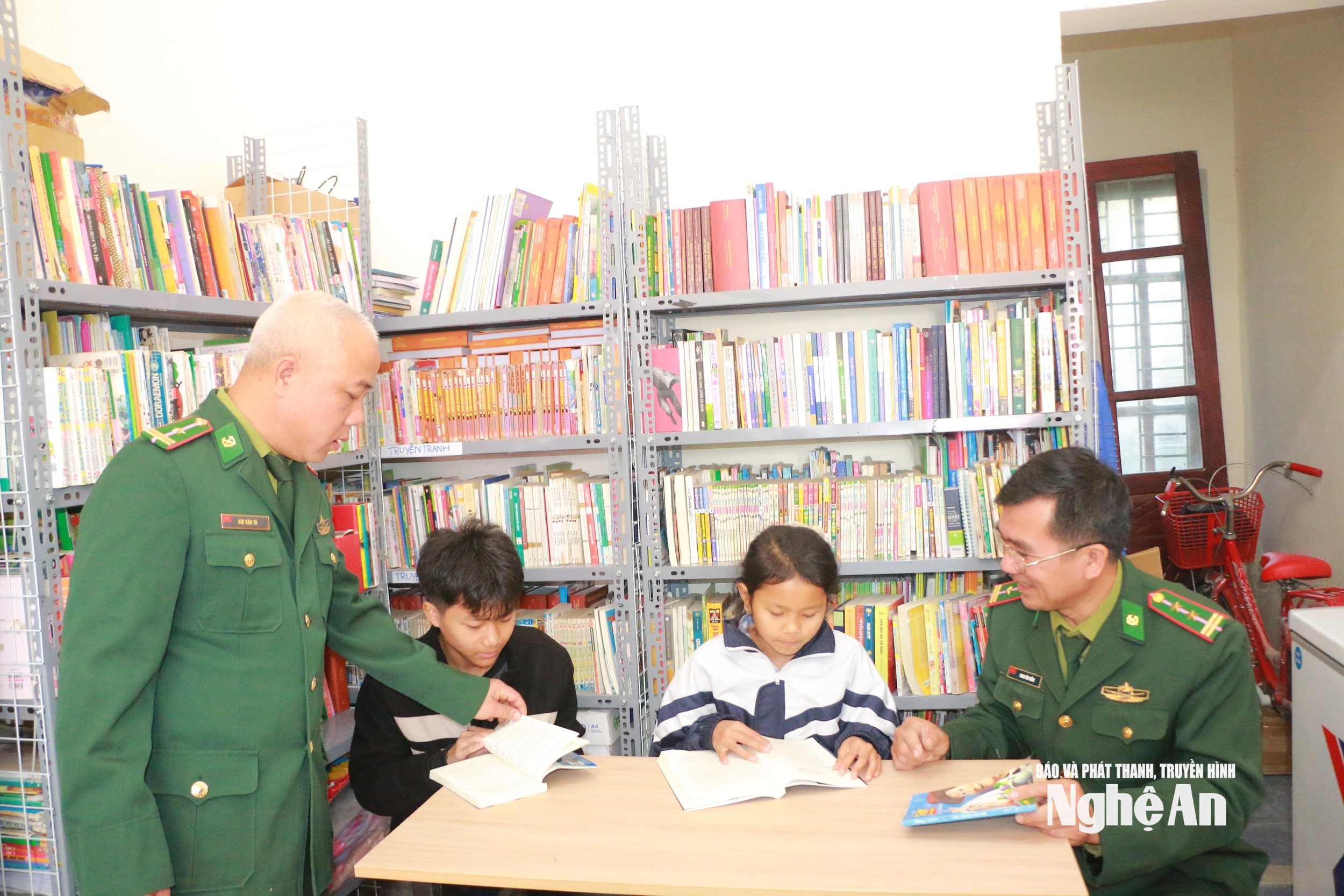 Cán bộ Đồn biên phòng Môn Sơn hướng dẫn các em học sinh Đan Lai ở Khu kí túc vùng biên học tập. Ảnh KL2