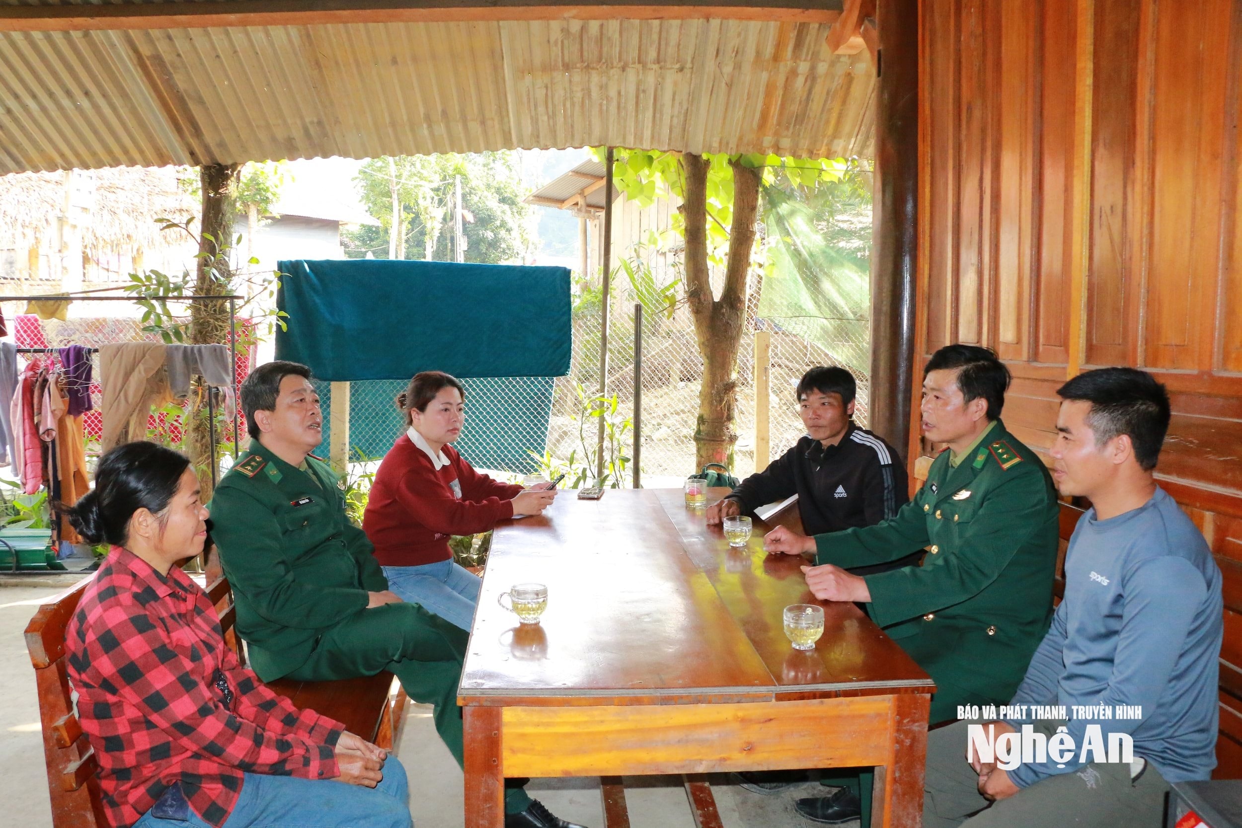 Cán bộ Đồn Biên phòng Môn Sơn trao đổi với chi ủy chi bộ và đảng viên bản Búng. Ảnh KL