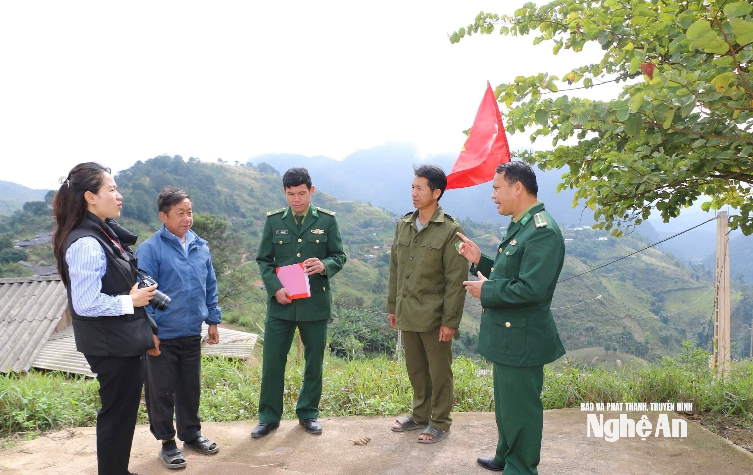 Cán bộ Đồn Biên phòng Nậm Cắn trao đổi với cán bộ bản Huồi Pốc. Ảnh KL