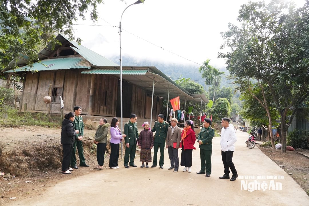 Cán bộ Đồn BP Tam Hợp trao đổi cùng đảng viên và bà con bản Phồng xã Tam Thái về xây dựng thôn bản. Ảnh TP