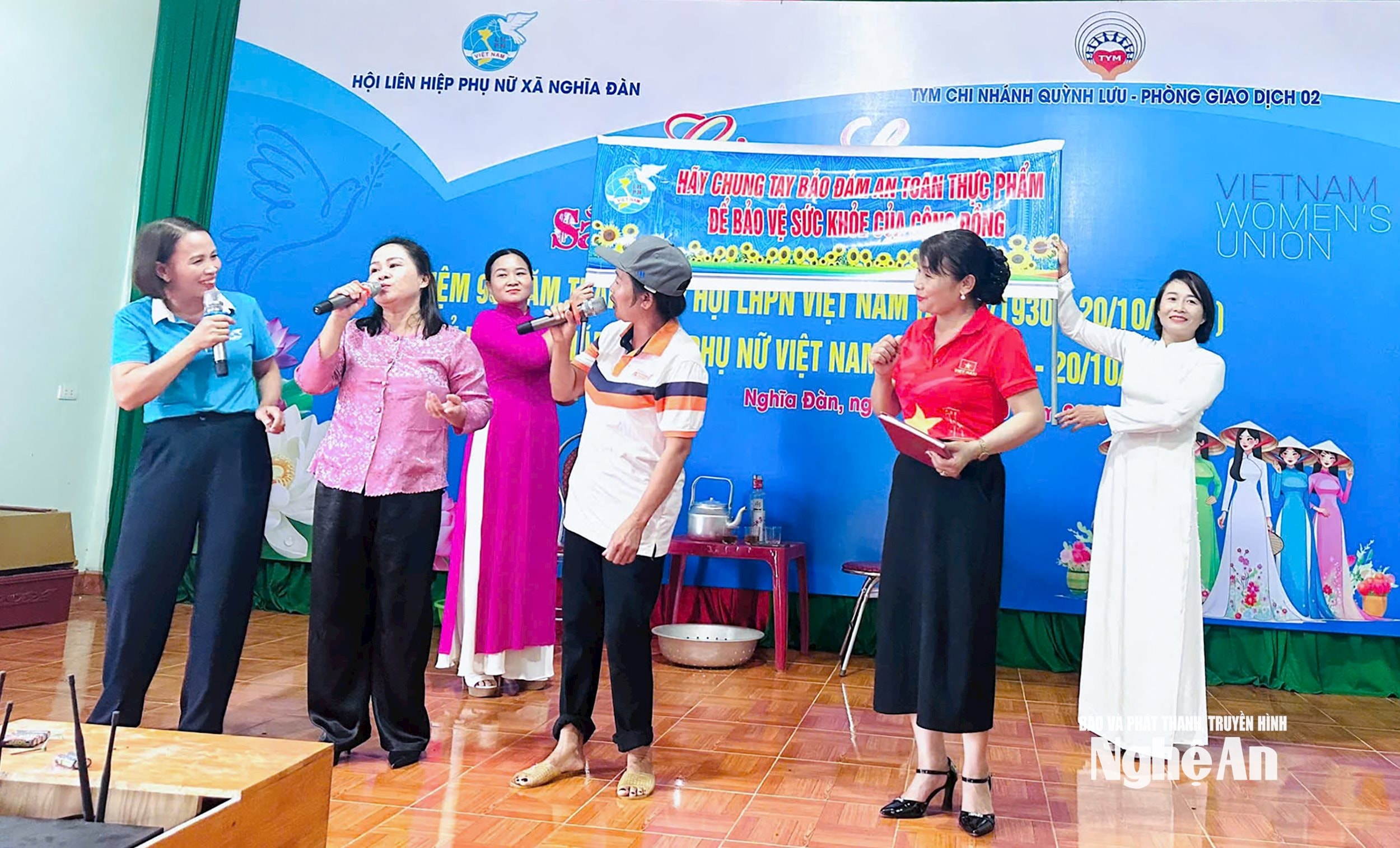 Cán bộ, hội viên phụ nữ xã Nghĩa Đà tuyên truyền chung tay đảm bảo an toàn thực phẩm.