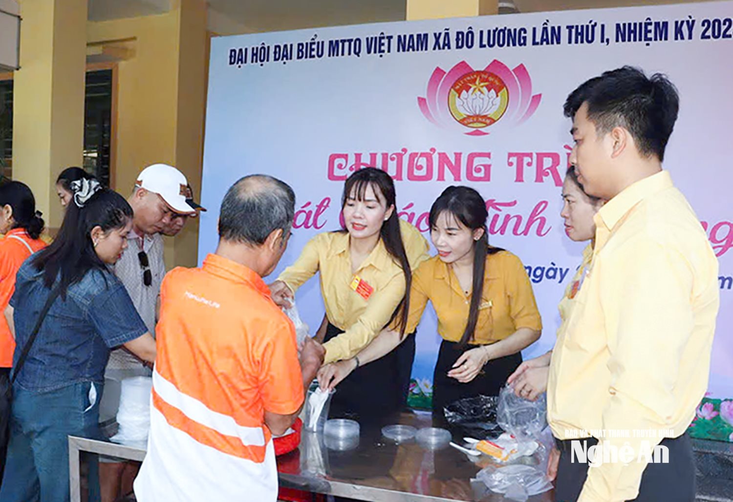 Cán bộ Mặt trận xã Đô Lương tổ chức chương trình 'Bát cháo tình thương' đành cho bệnh nhân nghèo