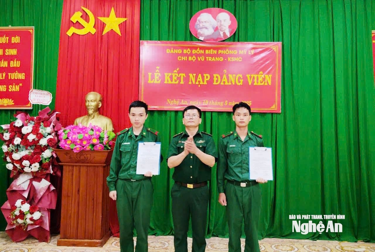 Chi bộ Tham mưu hành chính đồn BP Mỹ Lý tổ chức kết nạp đảng cho các chiến sĩ. Ảnh Hải Thượng