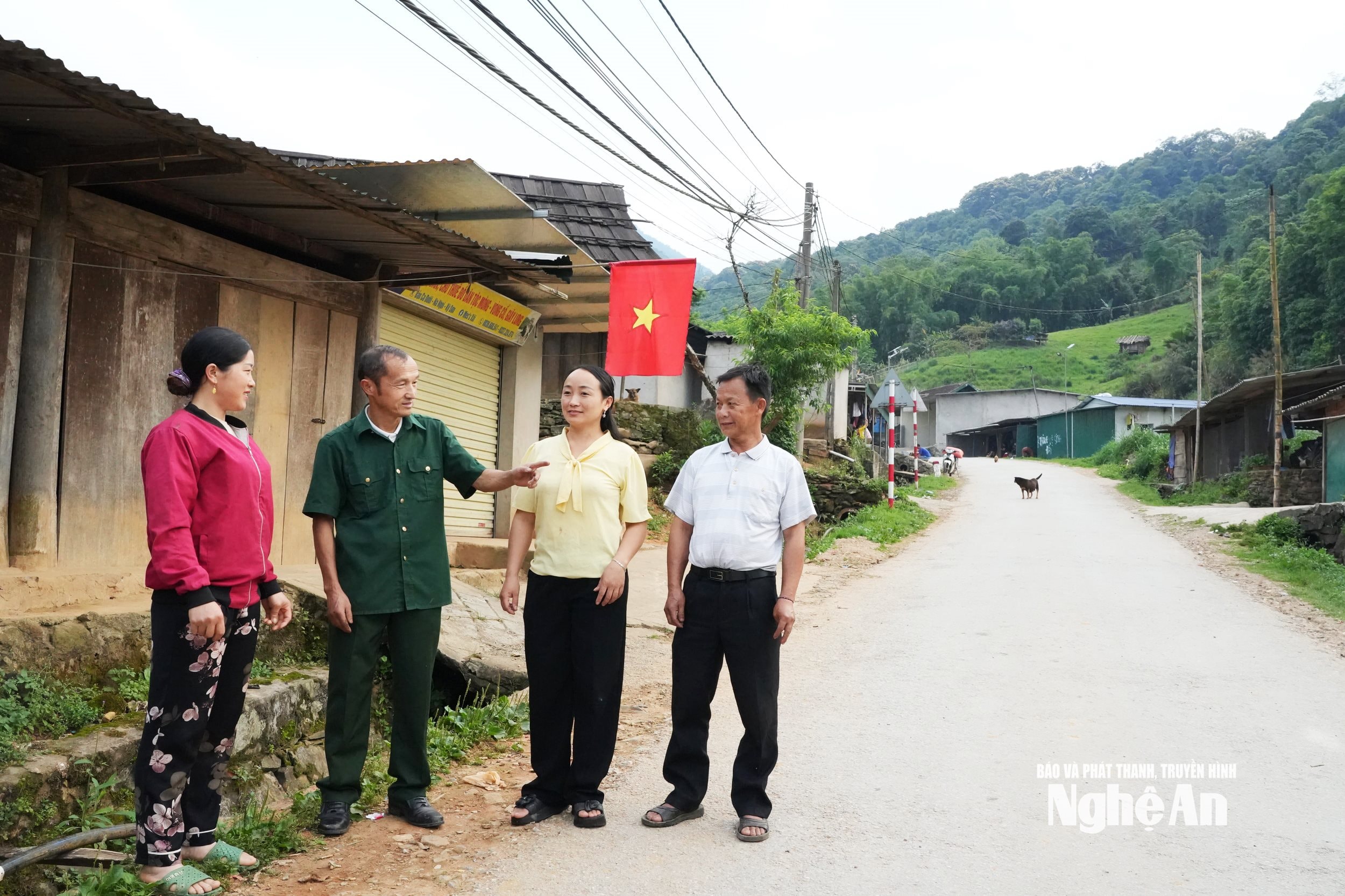 Cựu đảng viên biên phòng Già Tồng Thù (áo xanh) hiện là người uy tín ở xã Na Ngoi. Ảnh TP