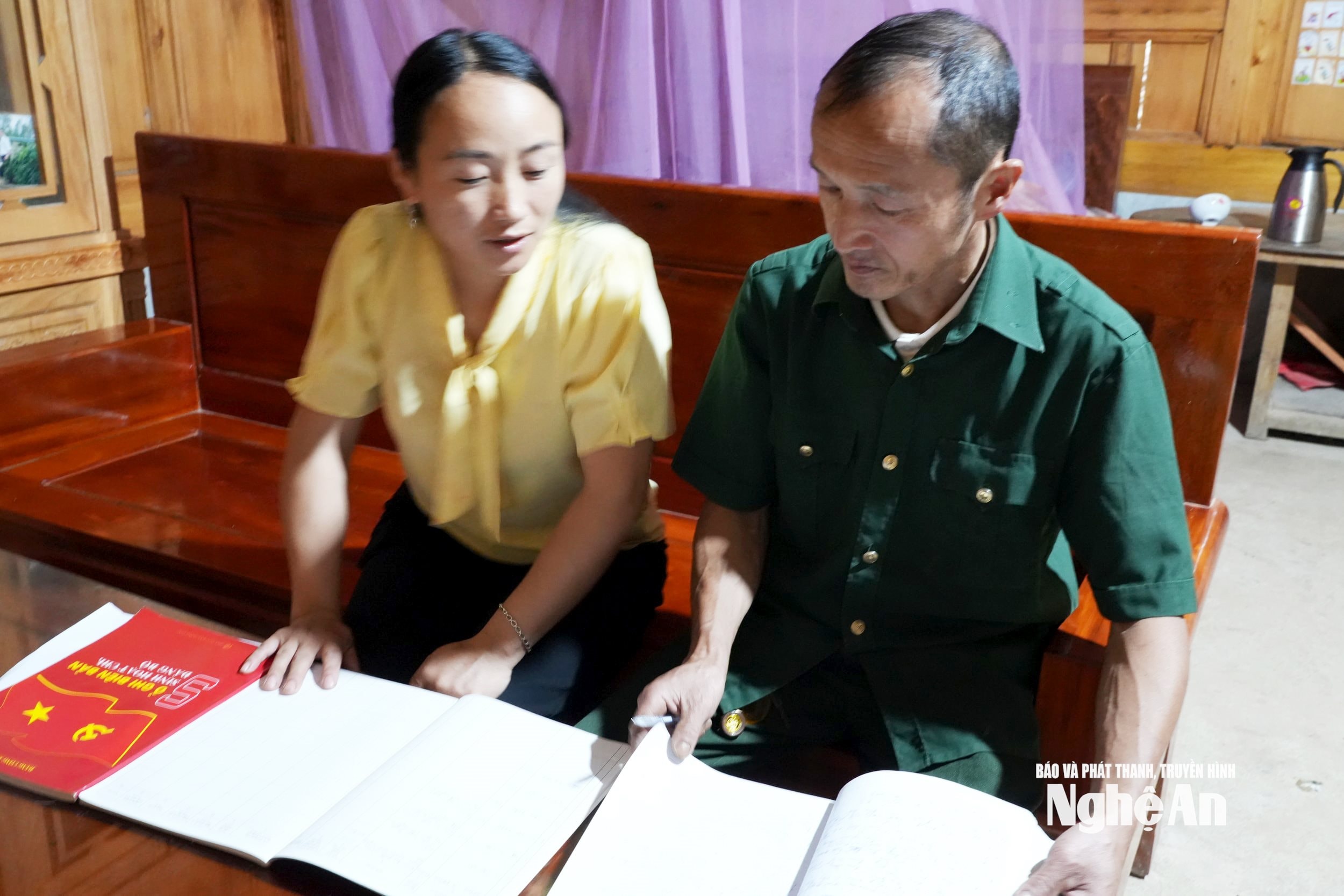 Cựu đảng viên biên phòng Già Tồng Thù hiện là người uy tín ở xã Na Ngoi. Ảnh TP