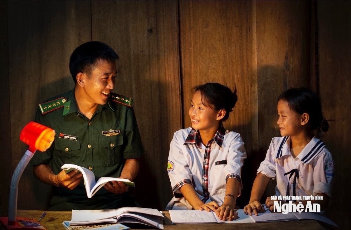 Đại uý Nguyễn Kim Trọng -Đội trưởng đội vận động Quần chúng Đồn biên phòng Tam Hợp hướng dẫn học sinh học bài. Ảnh Hải Thượng