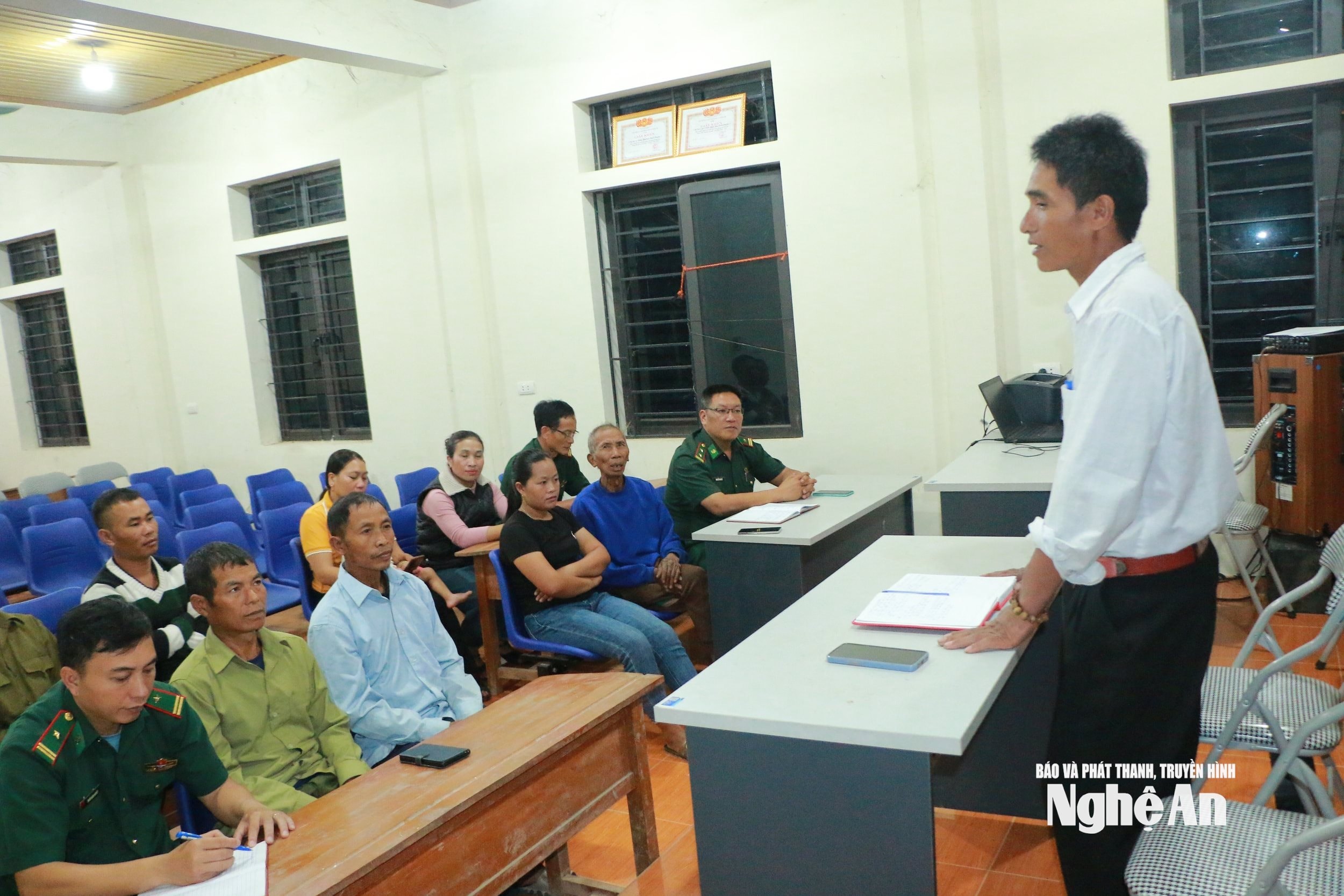 Đảng viên Đồn Biên phòng Keng Đu dự sinh hoạt chi bộ tại bản Huồi Phuôn 1. Ảnh KL