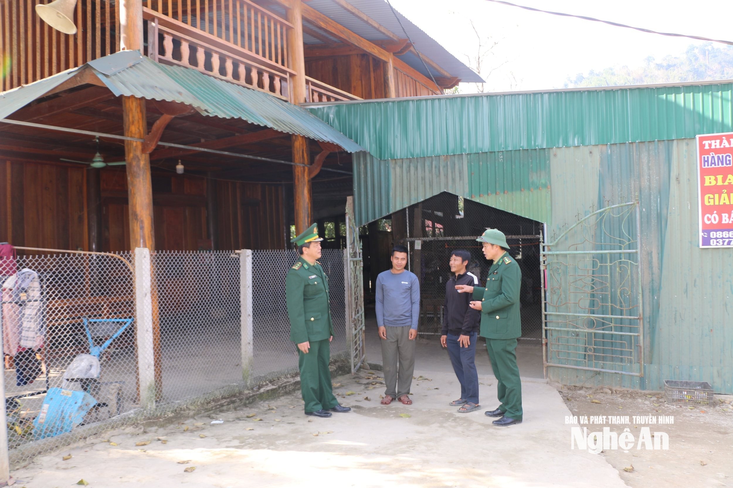 Đảng viên Đồn Biên phòng Môn Sơn trao đổi với cán bộ, đảng viên bản Búng. Ảnh KL