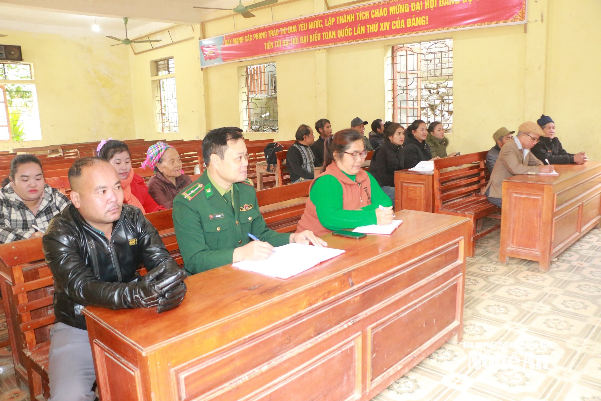 Đảng viên Đồn Biên phòng Tam Hợp dự sinh hoạt chi bộ ở bản Phồng, xã Tam Thái. Ảnh KL