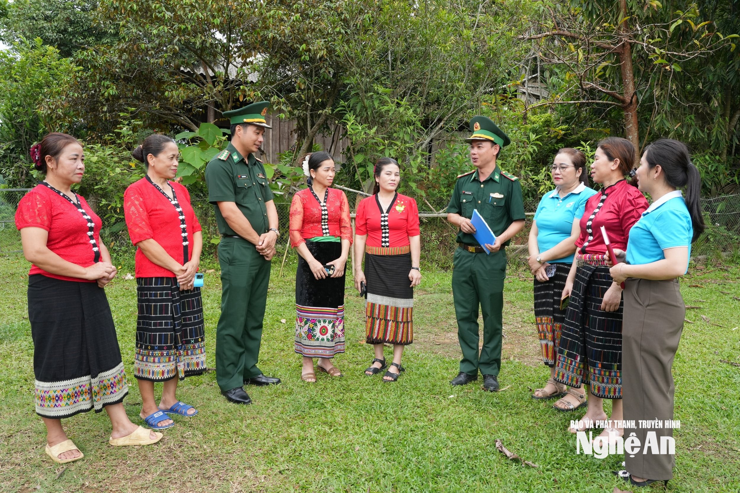 Đảng viên Đồn Biên phòng Thông Thụ tuyên truyền pháp luật cho phụ nữ trên địa bàn. Ảnh KL