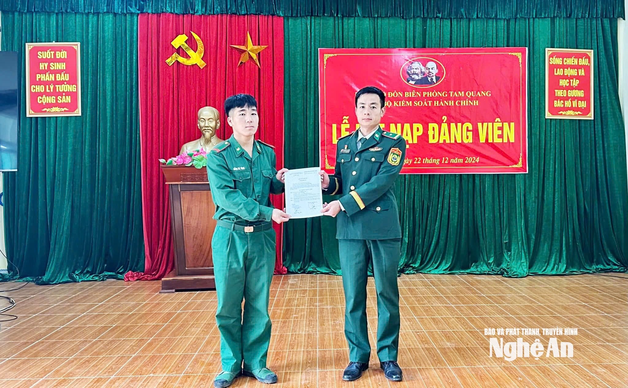 Đồn Biên phòng Tam Quang tổ chức kết nạp đảng cho các đoàn viên ưu tú là chiến sĩ. Ảnh Hải Thượng