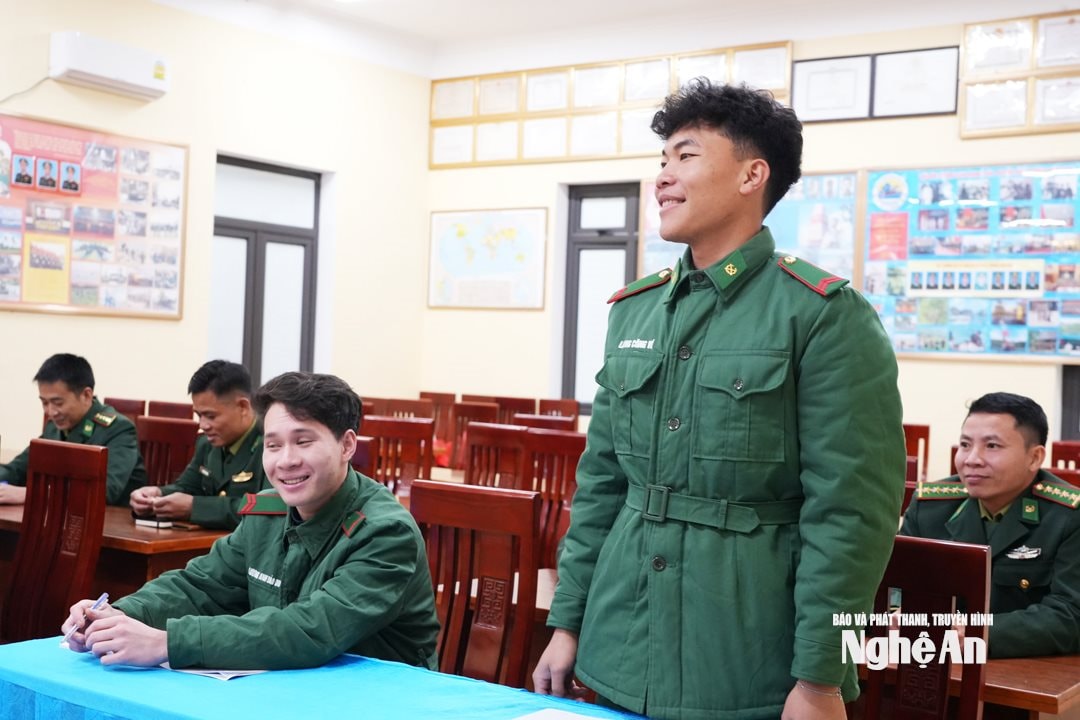 Em Lang Công Ví được cấp ủy Đồn Biên phòng Tam Hợp bồi dưỡng kết nạp đảng khi đang trong quân ngũ. Ảnh TP