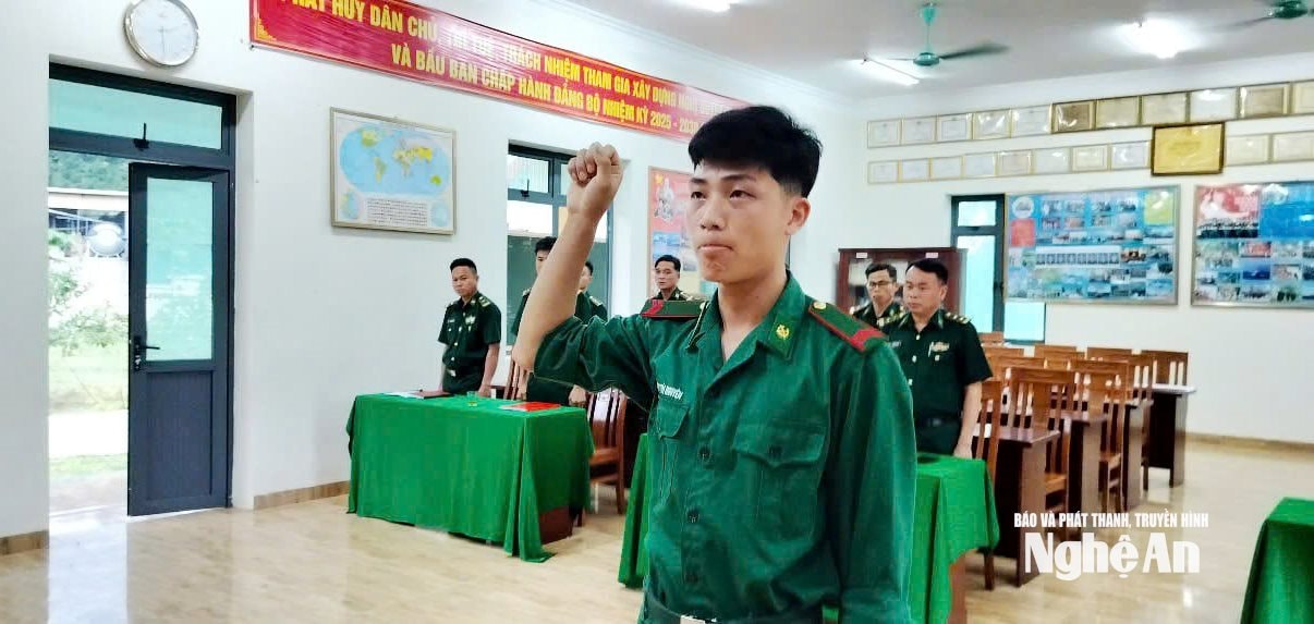 Hạ sĩ Lương Thái Nguyên tuyên thệ tại lễ kết nạp đảng. Ảnh HT