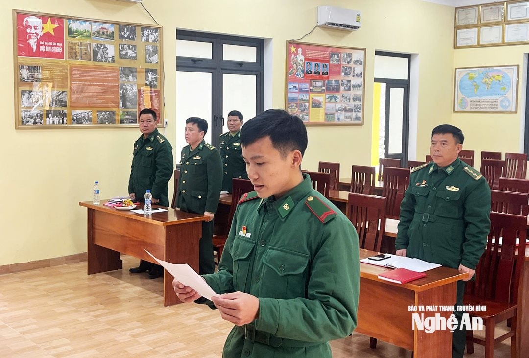 Lễ kết nạp đảng viêm mới tại Đồn Biên phòng Tam Hợp. Ảnh TP