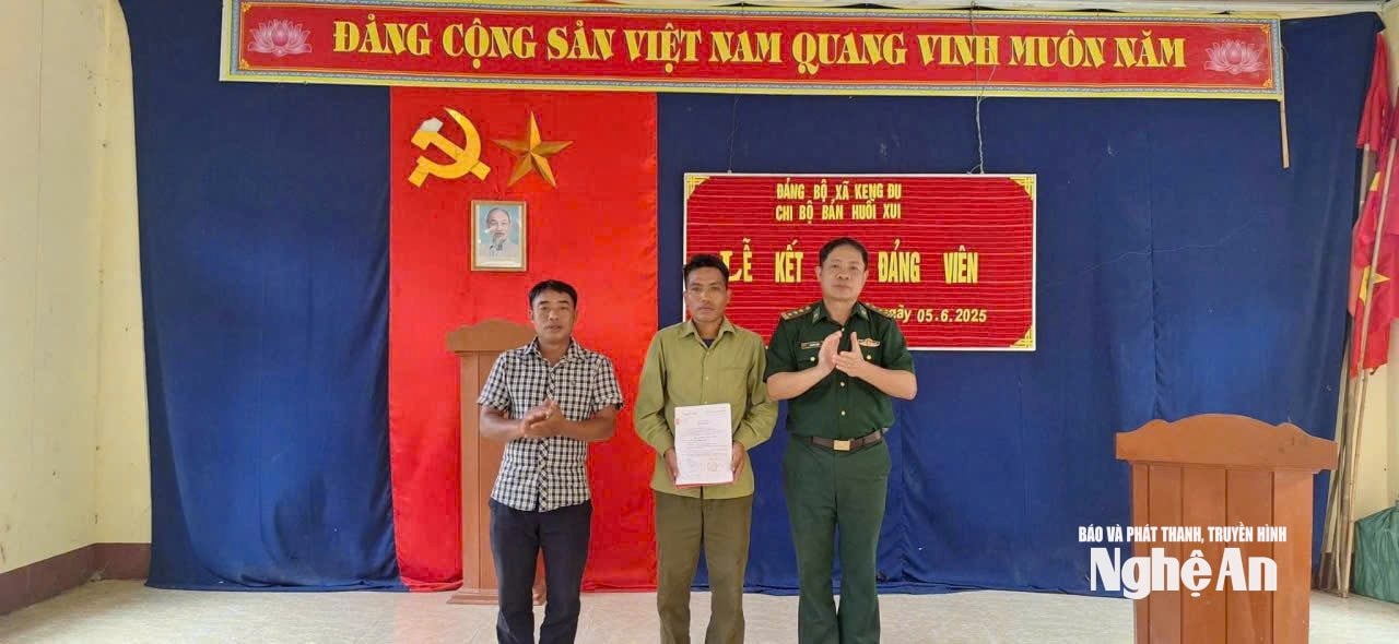 Lễ kết nạp đảng viên mới ở bản Huồi Xui, xã Keng Đu. Ảnh Hải Thượng