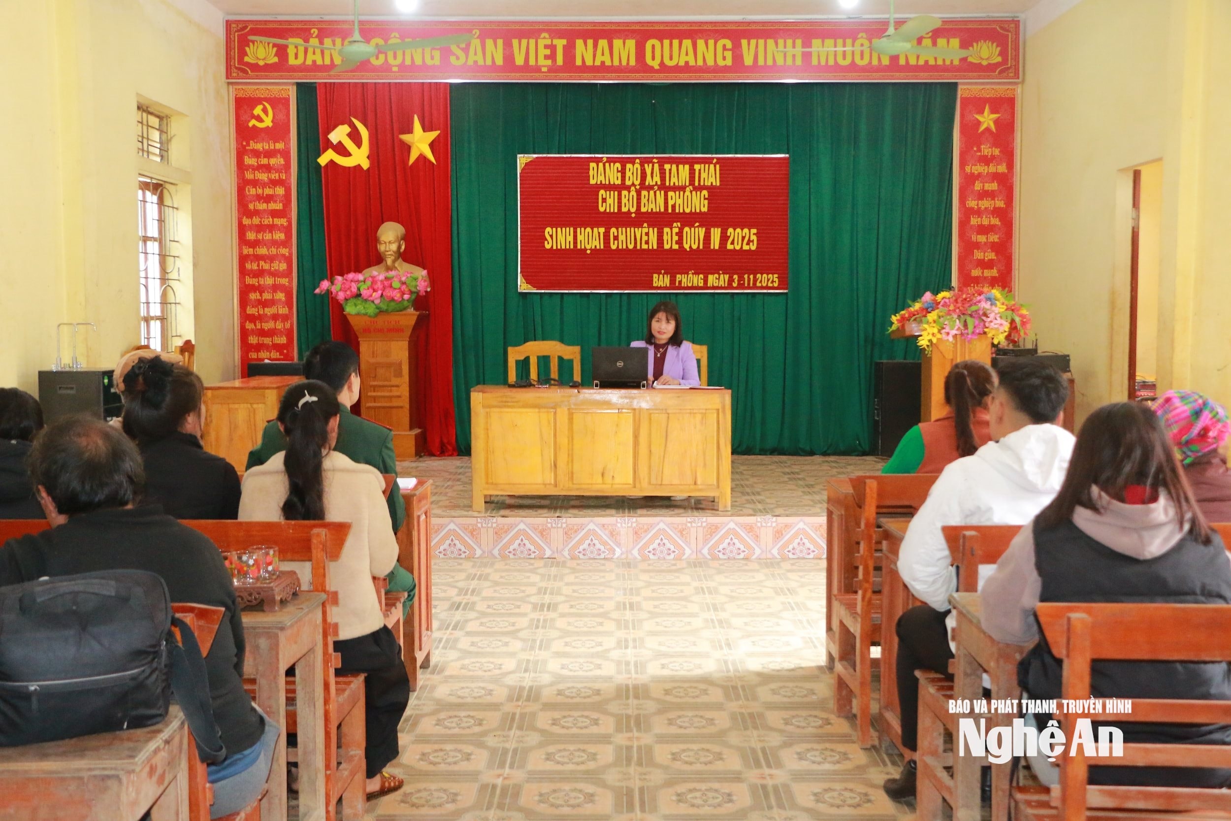 Một buổi sinh hoạt chi bộ ở bản Phồng, xã Tam Thái. Ảnh KL