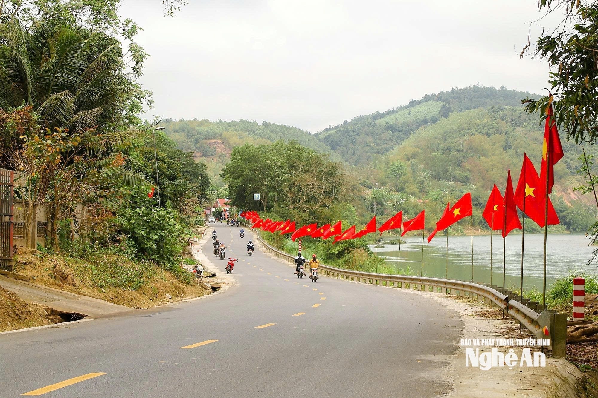 Quốc lộ 7, đoạn qua địa bàn xã Tam Quang. Ảnh Đình Tuân