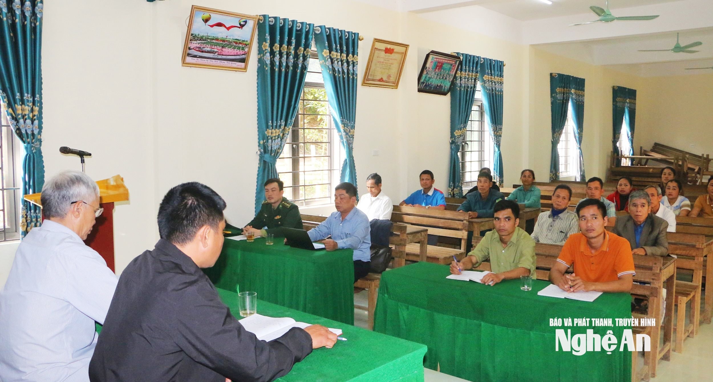 Sinh hoạt Chi bộ bản Tùng Hương, xã Tam Quang. Ảnh Khánh Ly