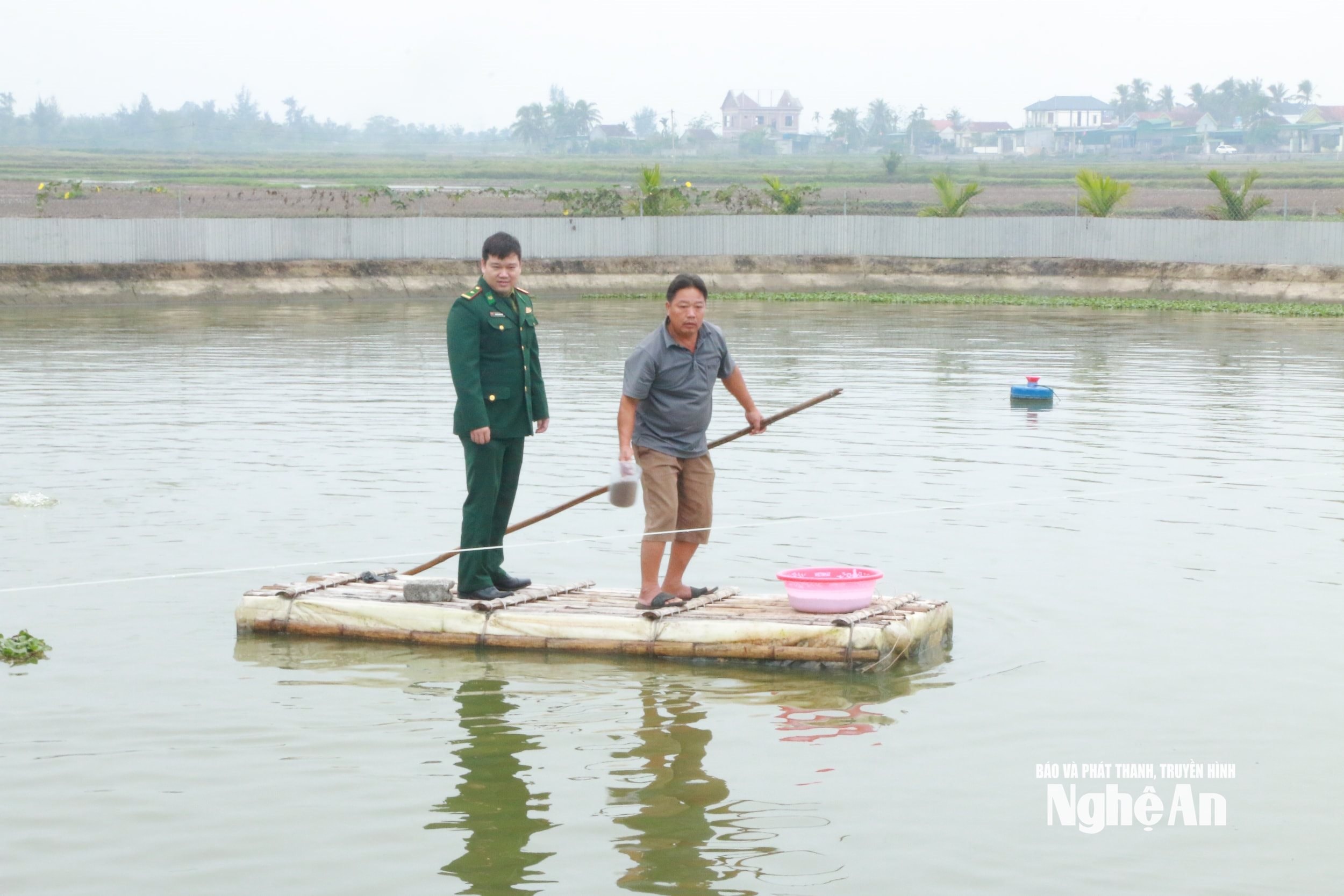 Thiếu tá Nguyễn Xuân Luân- Đồn biên phòng Diễn Thành đồng hành cùng gia đình ônng Lê Điện xóm 5 xã Hải Châu trong phát triển kinh tế. Ảnh KL