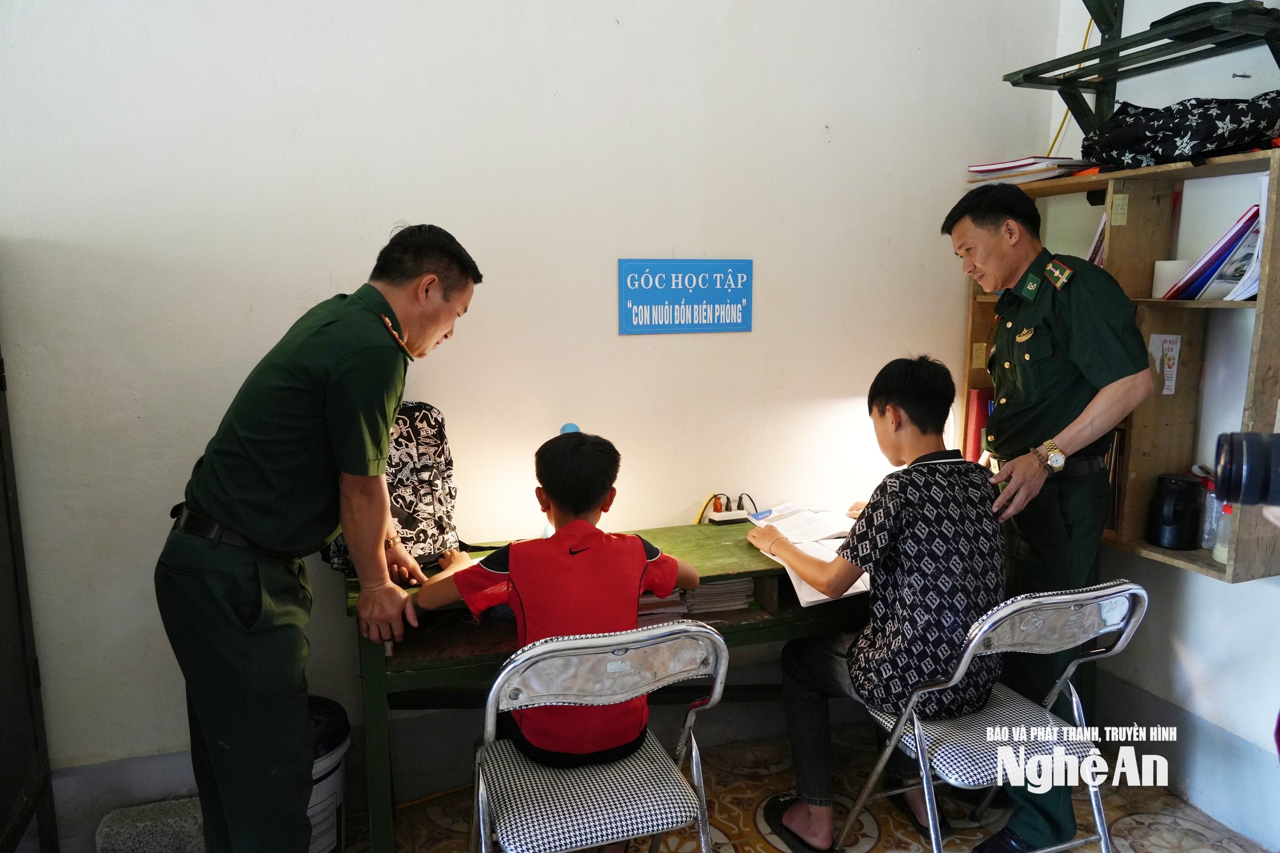 Trung tá QNCN Già Bá Ná cùng 2 con nuôi của đồn BP Na Ngoi