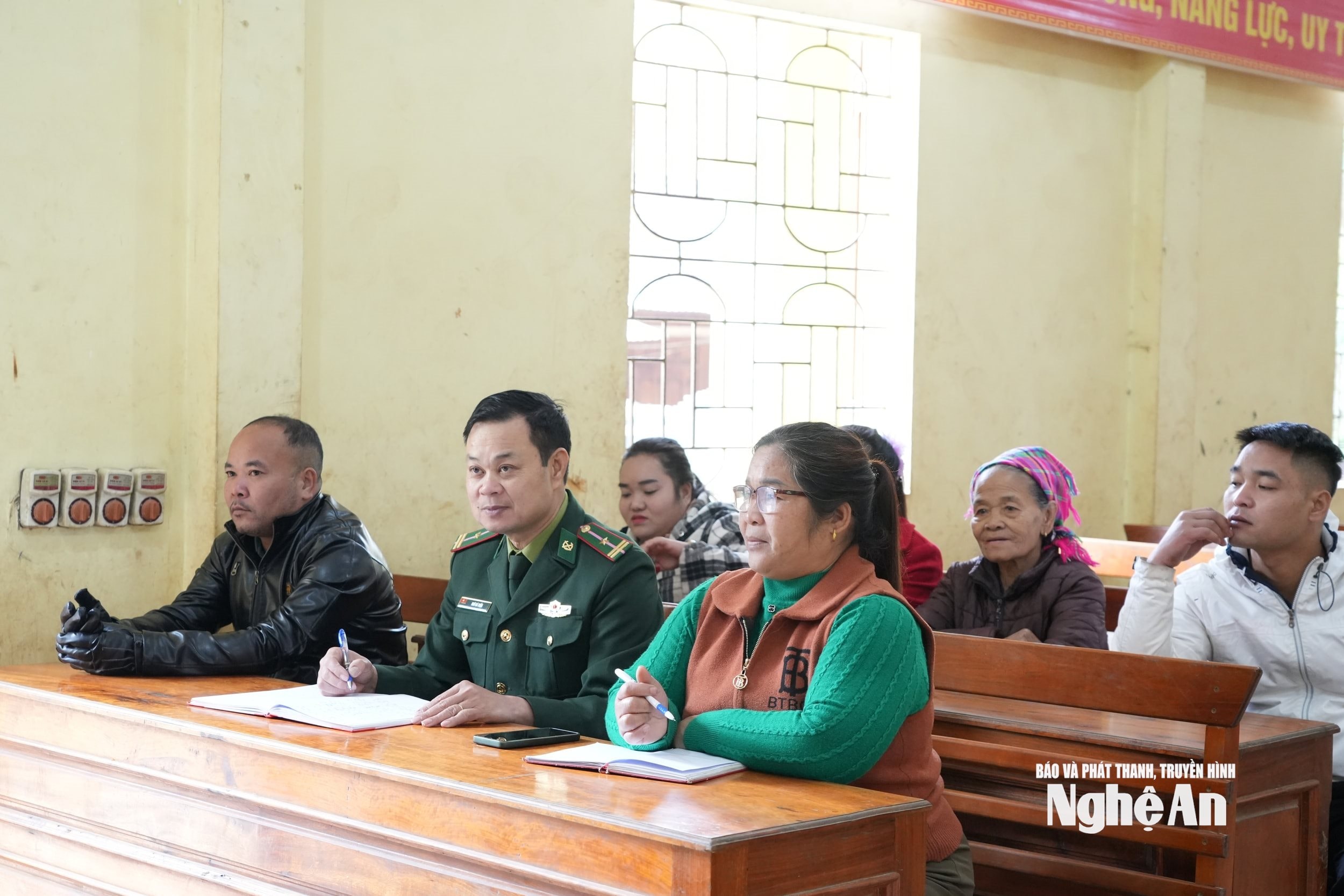 Trung tá quân nhân chuyên nghiệp Hồ Quang Tuấn tham gia sinh hoạt chi bộ tạm thời ở Chi bộ bản Phồng, xã Tam Thái. Ảnh TP