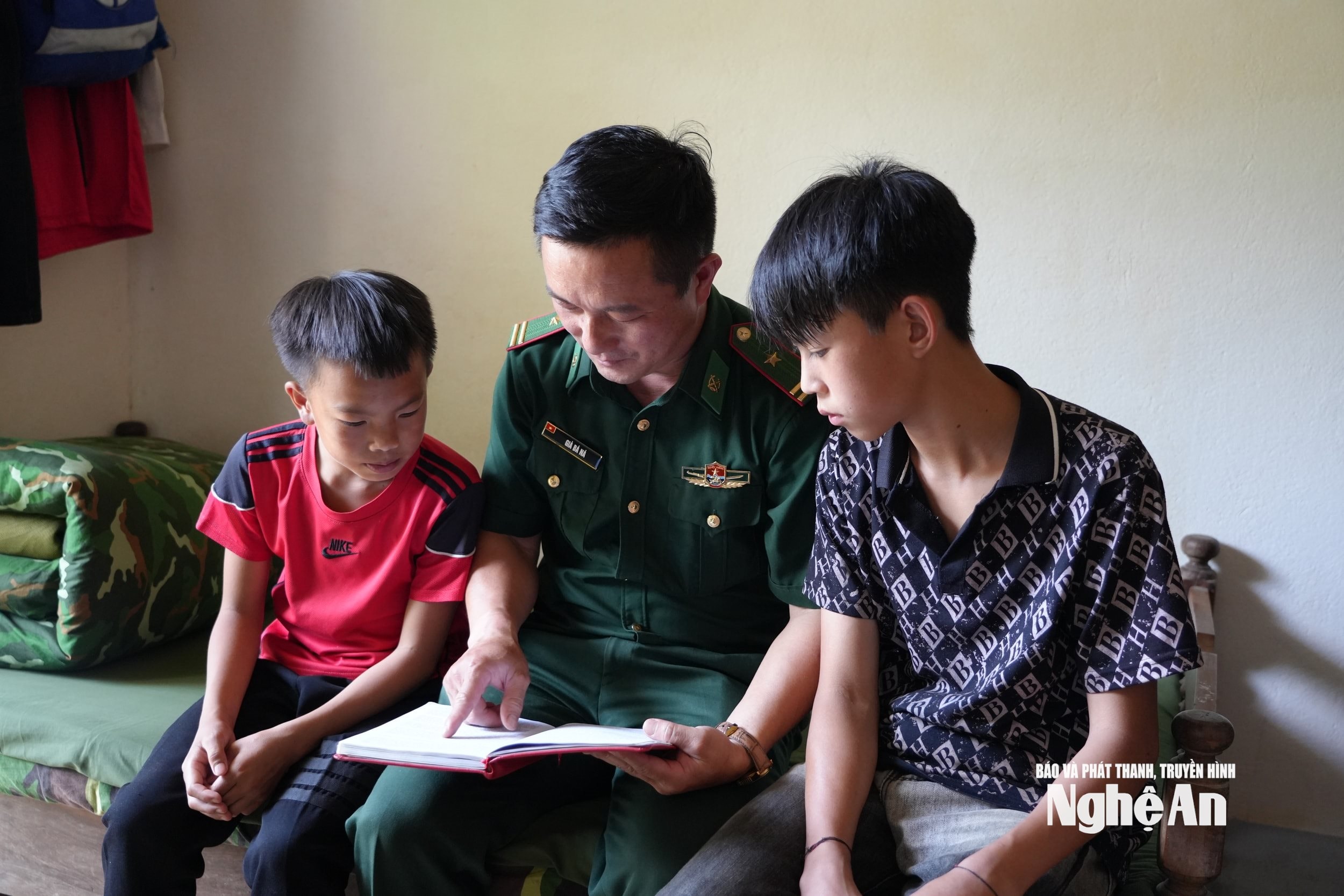 Với các em Vi Dương Cầm và Vừ Bá Lầu, các chú BP như những người cha thứ hai. Ảnh KL