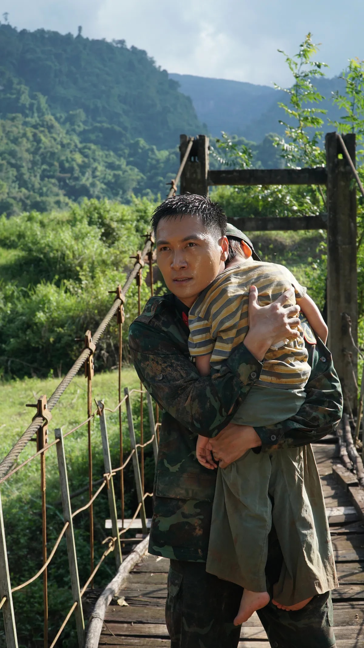 Diễn viên Mạnh Trường nhận giải Nam diễn viên chính xuất sắc tại Cánh diều 2025.