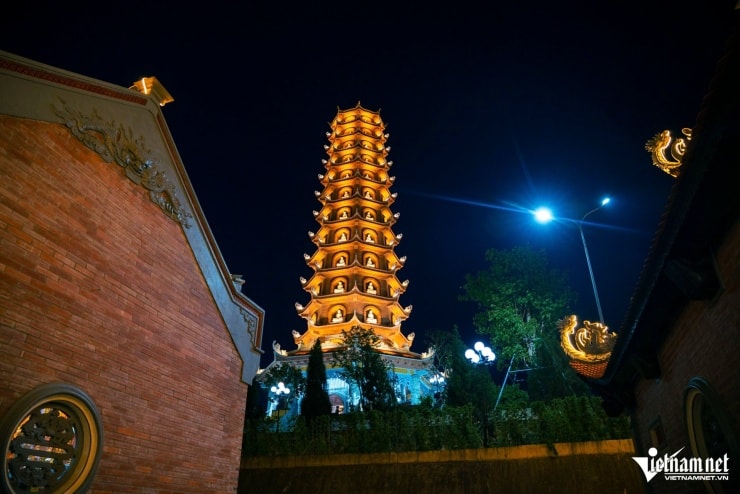 Bảo tháp chùa Phúc Sơn lung linh về đêm.