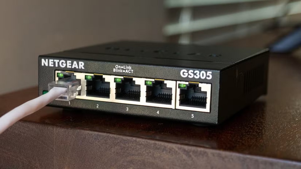 Bộ chia mạng switch 10/100 cũ gây nghẽn băng thông