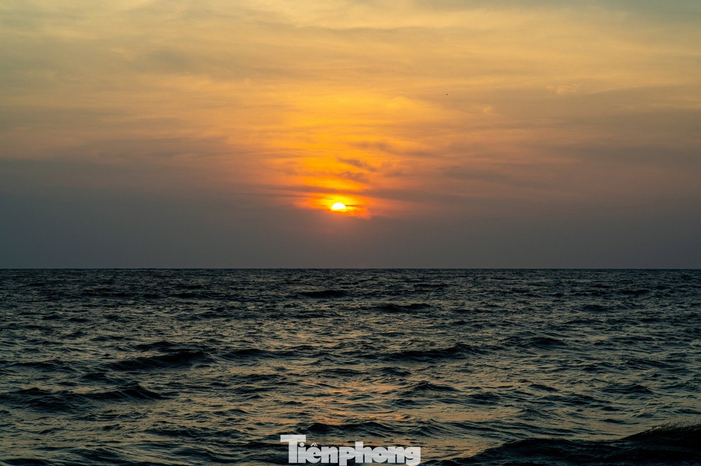 Vẻ đẹp hoang sơ tại bãi biển đảo Thanh Lân với làn nước trong xanh và bãi cát trải dài.