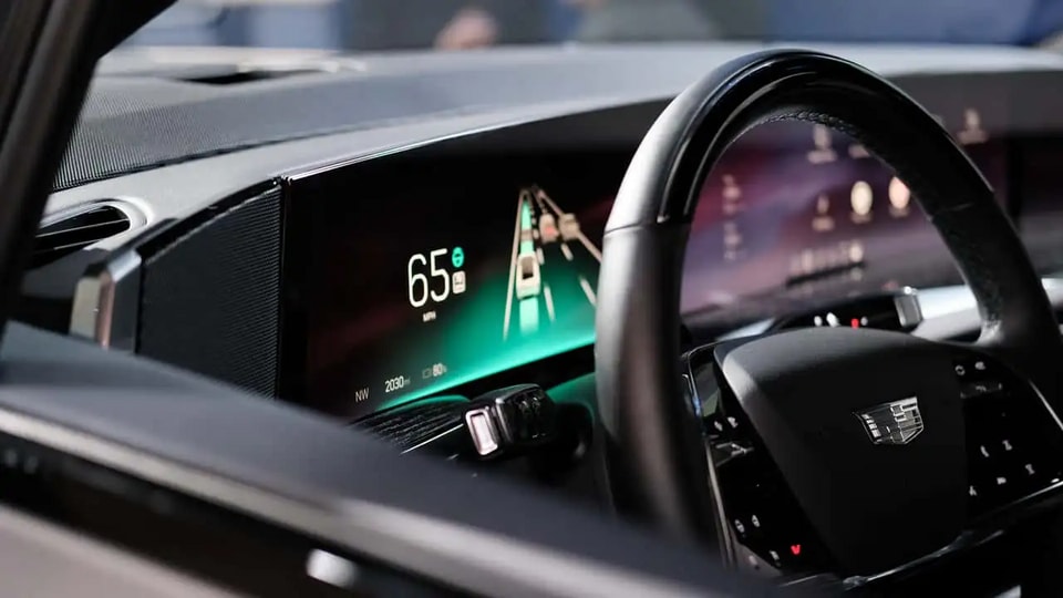 Hệ thống Super Cruise trên Cadillac Escalade IQ với đèn báo hiệu màu xanh ngọc trên táp-lô