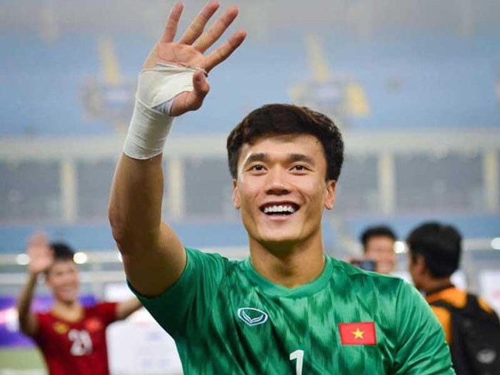 Bùi Tiến Dũng tập trung trước loạt sút luân lưu
