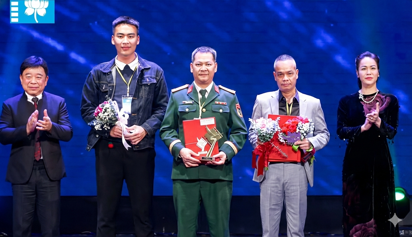 NSƯT Vũ Hoài Nam nhận giải Đạo diễn xuất sắc phim Khoa học.