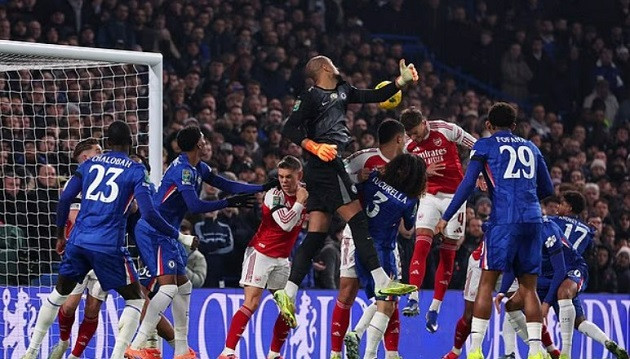 Hàng phòng ngự Chelsea bộc lộ nhiều lỗ hổng trước các chân sút Arsenal.