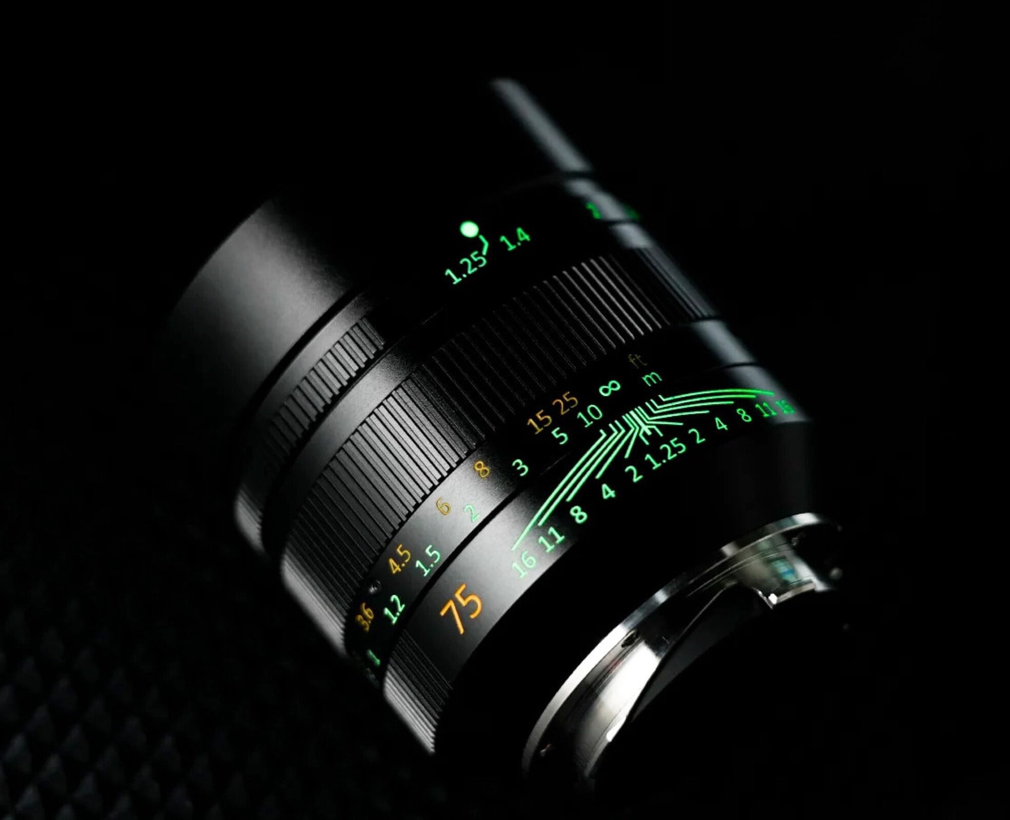 Ống kính 7Artisans 75mm f/1.25 thế hệ thứ hai với các vạch số phát quang trong bóng tối.