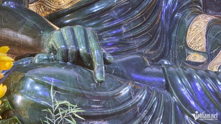 Pho tượng được tạo tác trong tư thế thiền định, thể hiện trạng thái thân tâm tĩnh lặng.