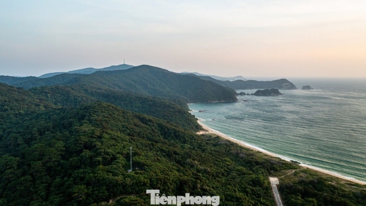 Toàn cảnh đảo Thanh Lân rộng 27km2, hòn đảo lớn nhất trong quần đảo Cô Tô với vị trí chiến lược tại vịnh Bắc Bộ.