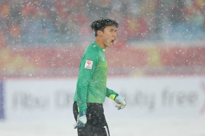 Cận cảnh đôi găng tay của thủ môn Bùi Tiến Dũng