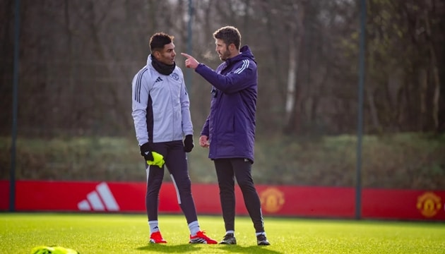 Michael Carrick trực tiếp chỉ đạo Casemiro trên sân tập của Manchester United.