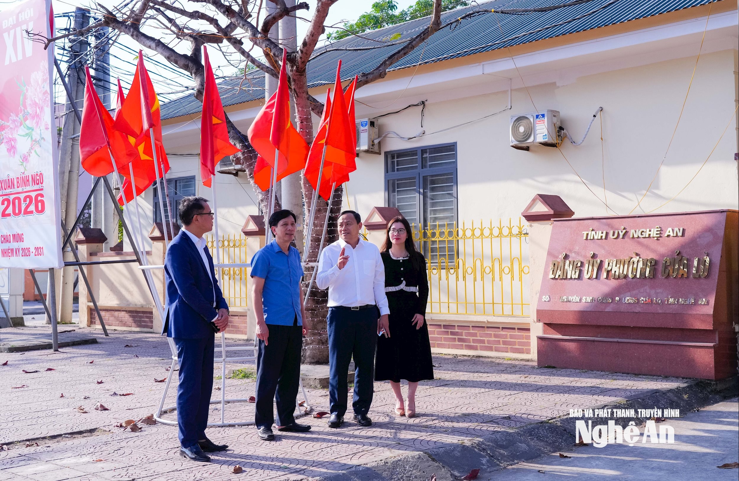 àn đã đi kiểm tra, nắm tình hình việc triển khai công tác tuyên truyền, cổ động trực quan ccửa lò
