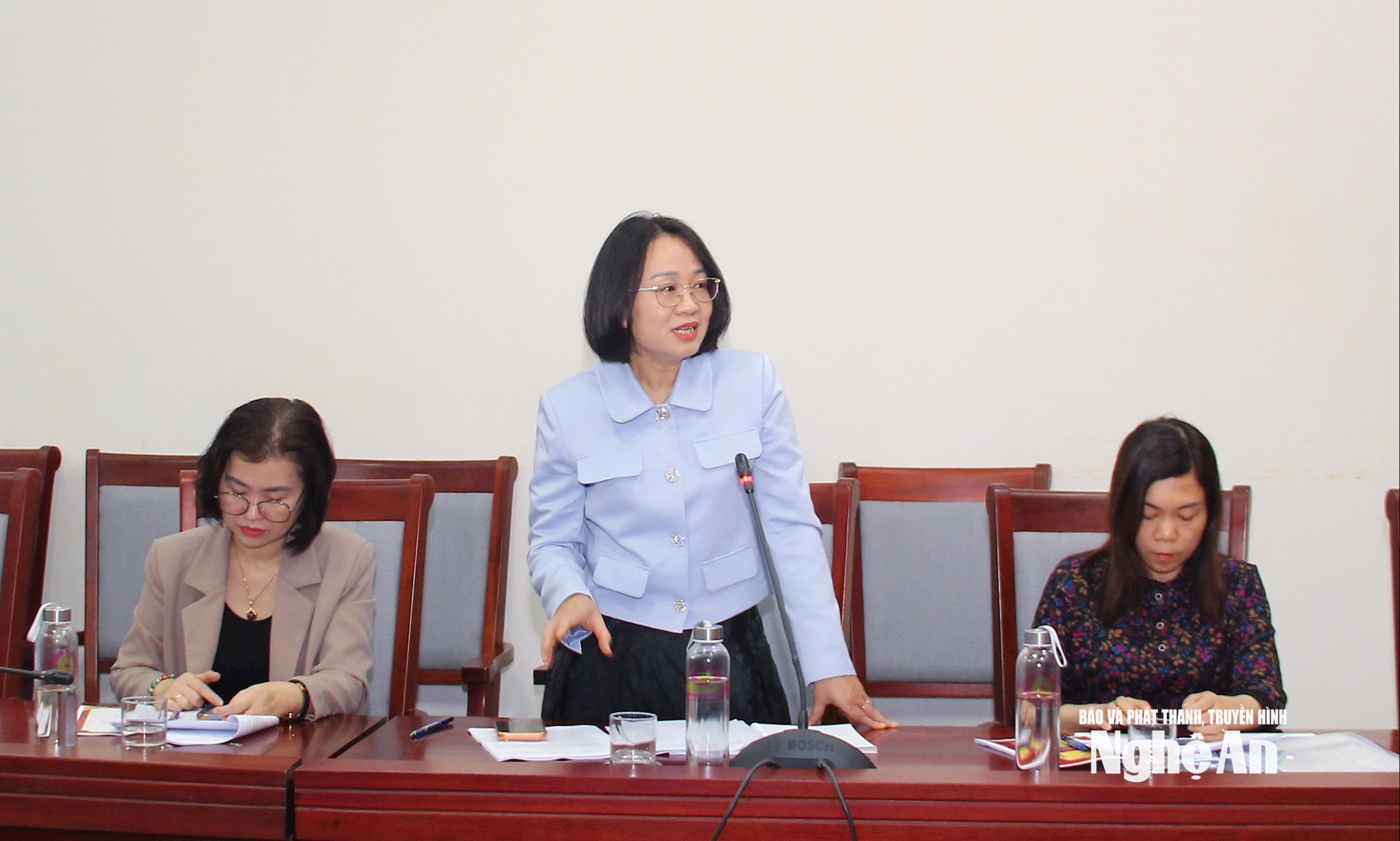  Đồng chí Trần Thị Huyền - Phó Tổng Giám đốc Báo và Phát thanh, truyền hình Nghệ An