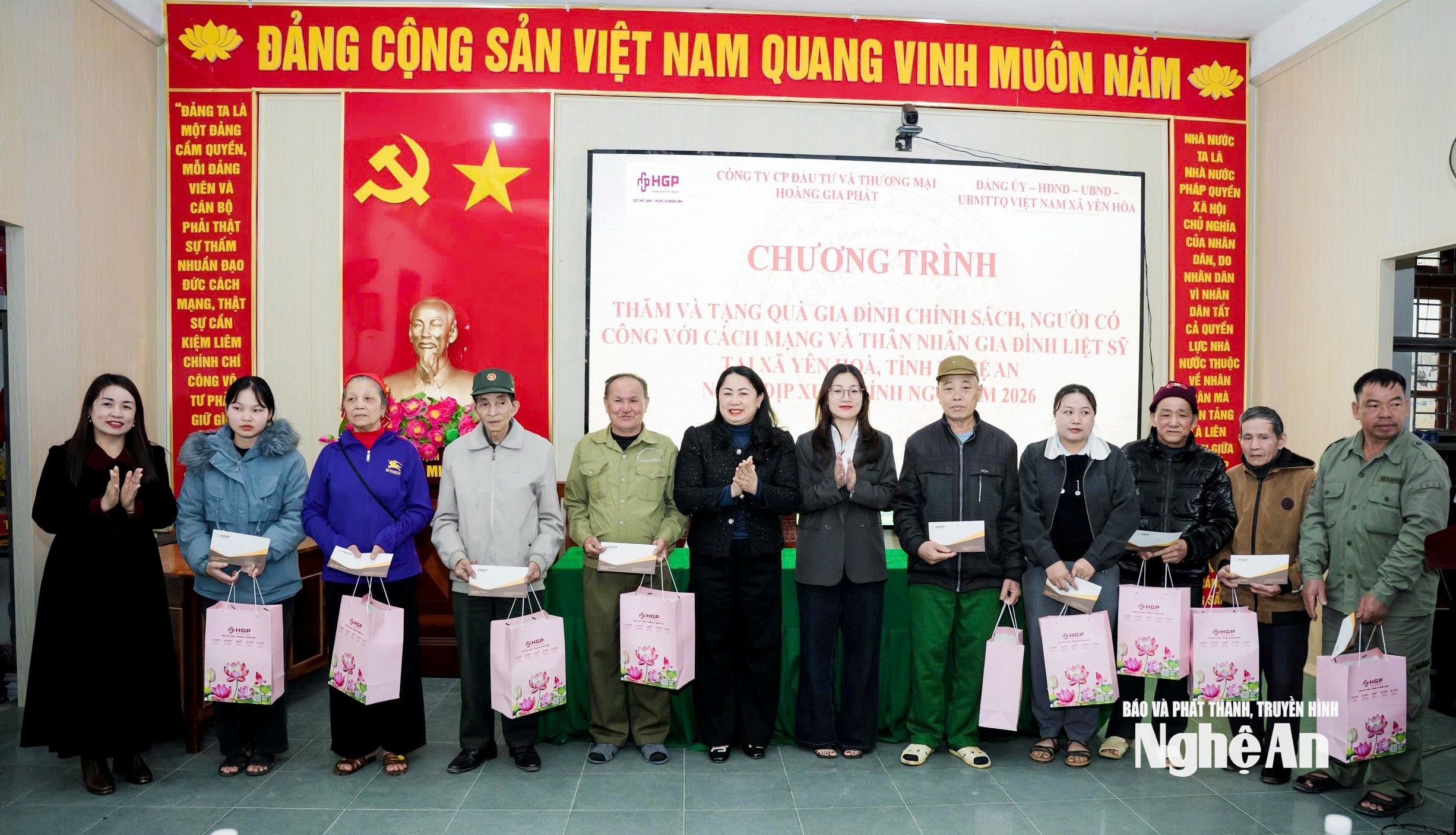  trao quà người nghèo