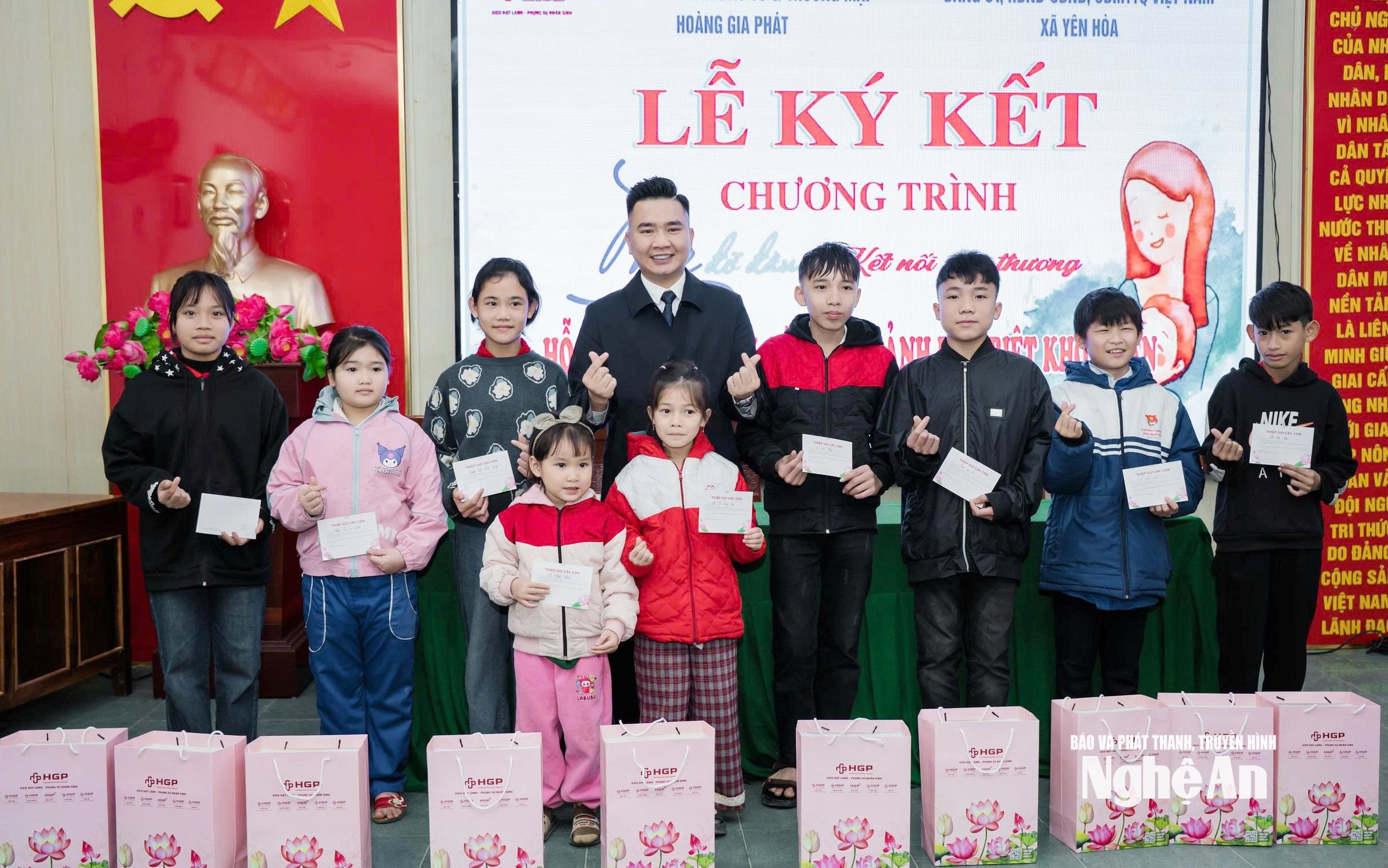  trao quà trẻ mồ côi